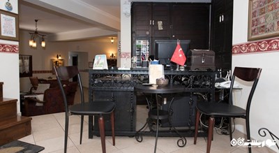 نمایی از میز پذیرش هتل دژاوو